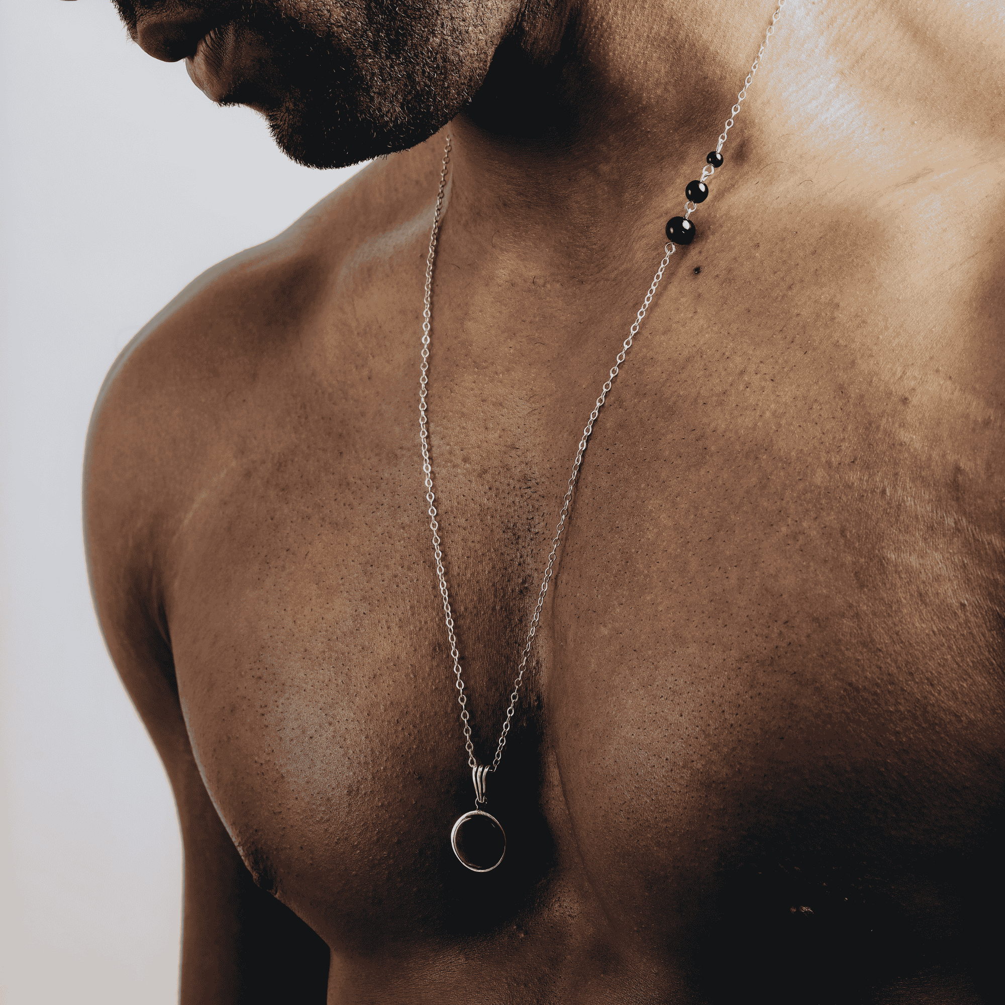  قلادة فضية سوداء