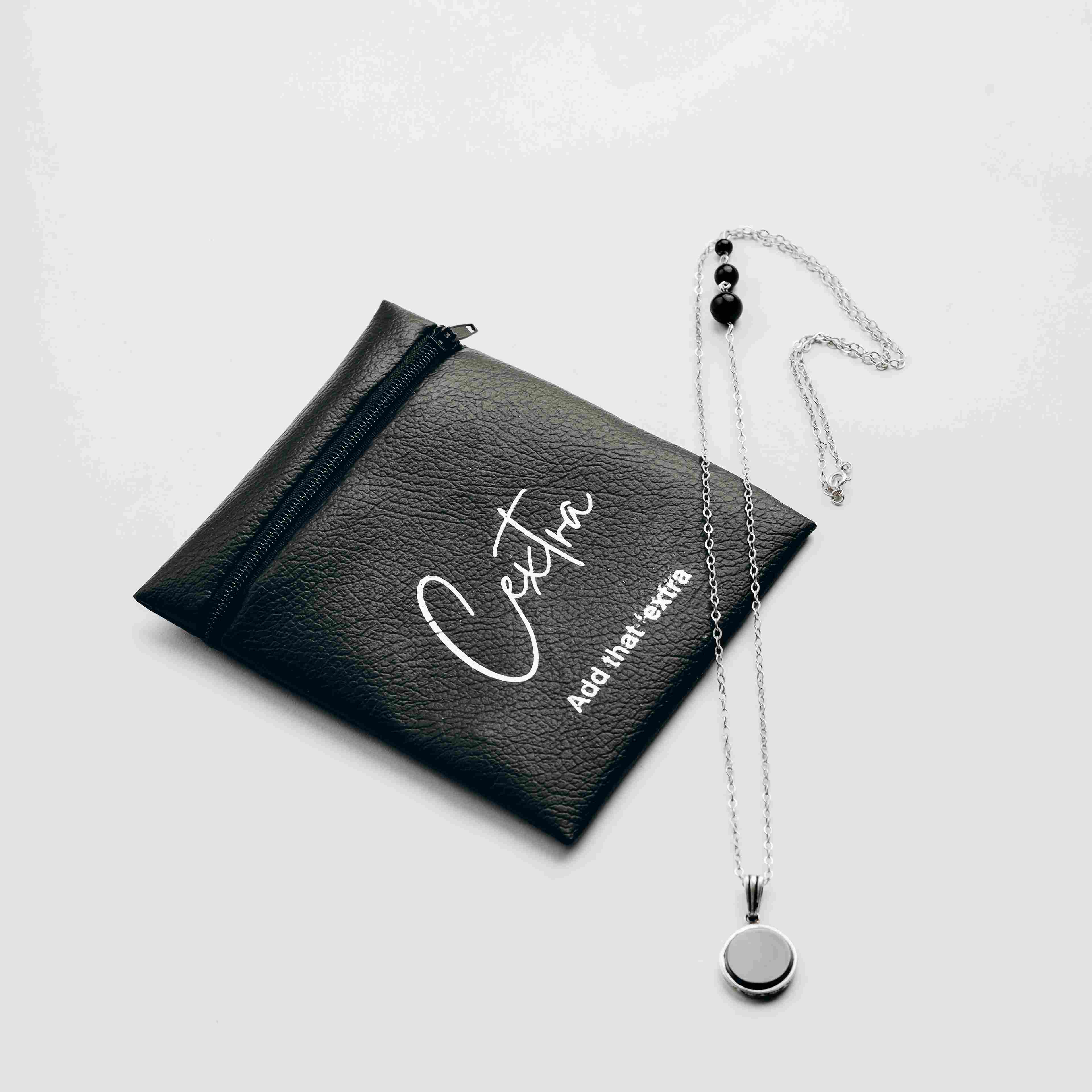  قلادة فضية سوداء