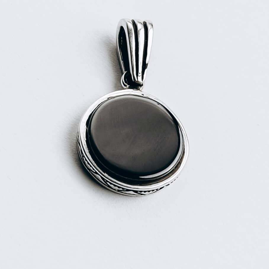 دلاية فضية من الحجر الأسود