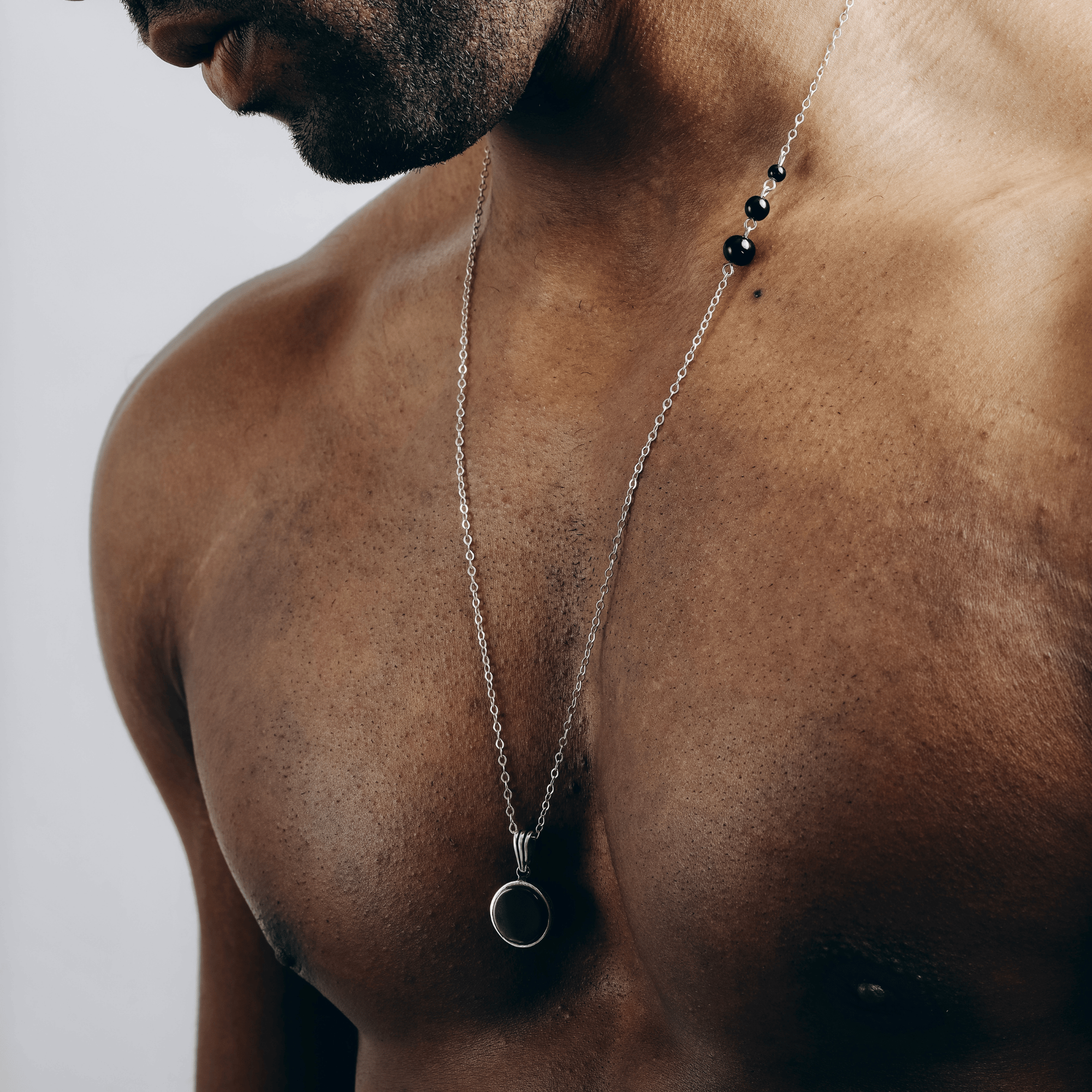  قلادة فضية سوداء